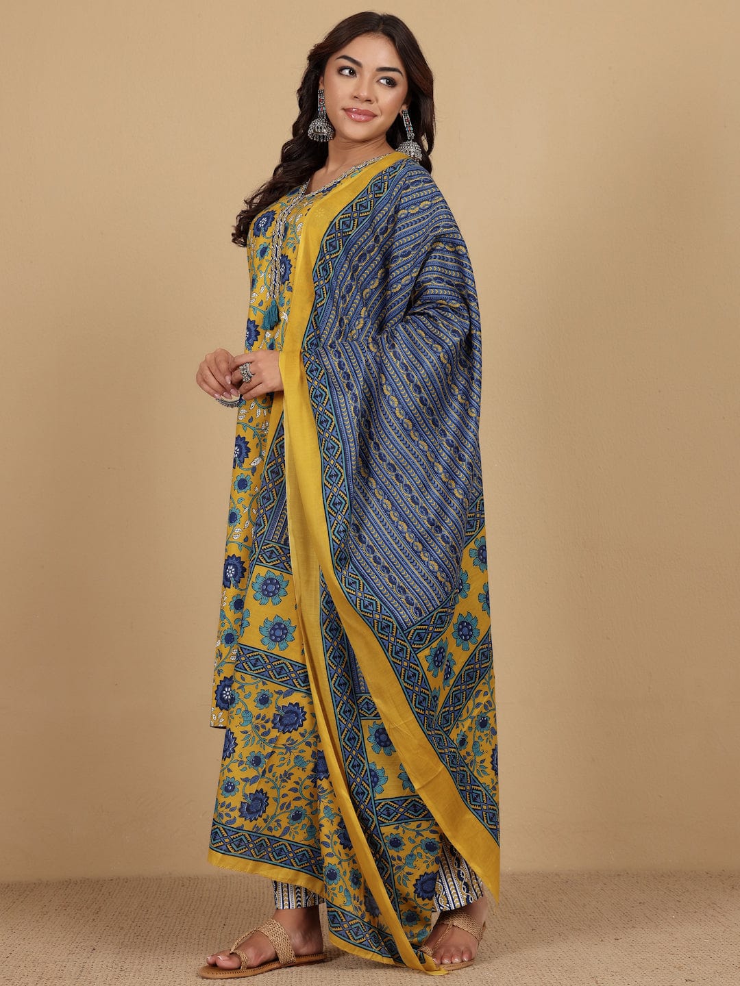 The Kurti Collection Women Ethnic Floral Printed V Neck Kurta withTrouser & Dupatta