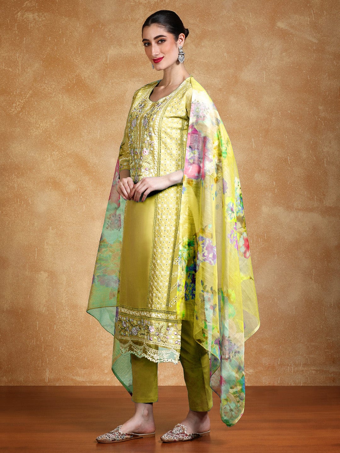 The Kurti Collection Women Thread Embroidered Kurta With Trouser & Floral Printed Dupatta