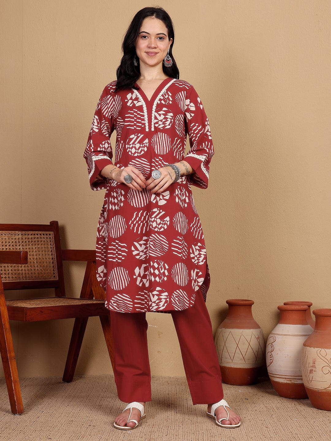KSUT Women Printed Kurta With Lace Details On Neck And Cuff Paired With Solid Trousers