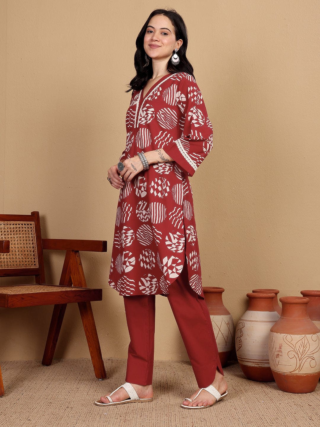 KSUT Women Printed Kurta With Lace Details On Neck And Cuff Paired With Solid Trousers