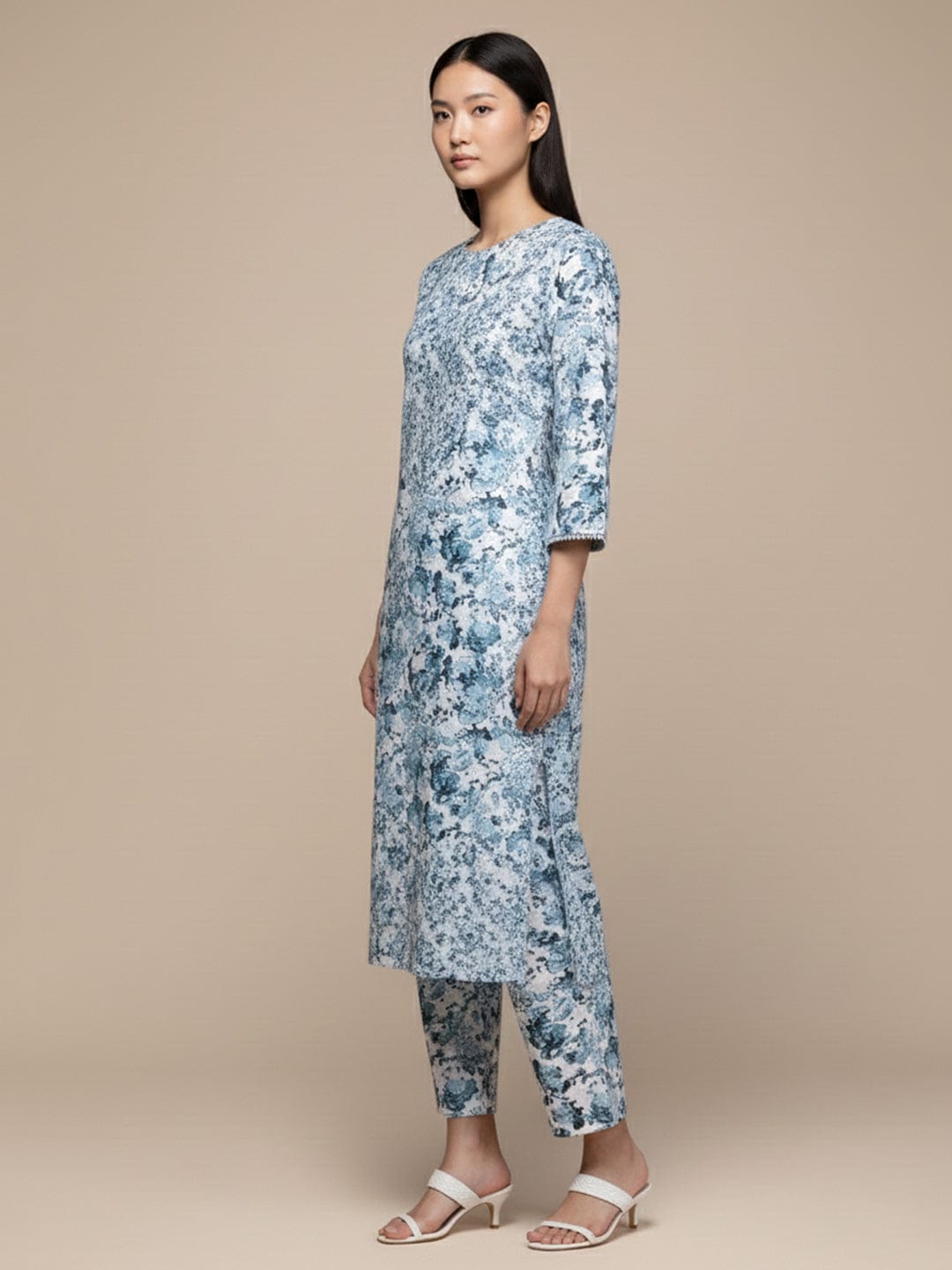 KSUT Women Women White & Blue Floral Printed A-Line Kurta Paired With Tonal Bottom