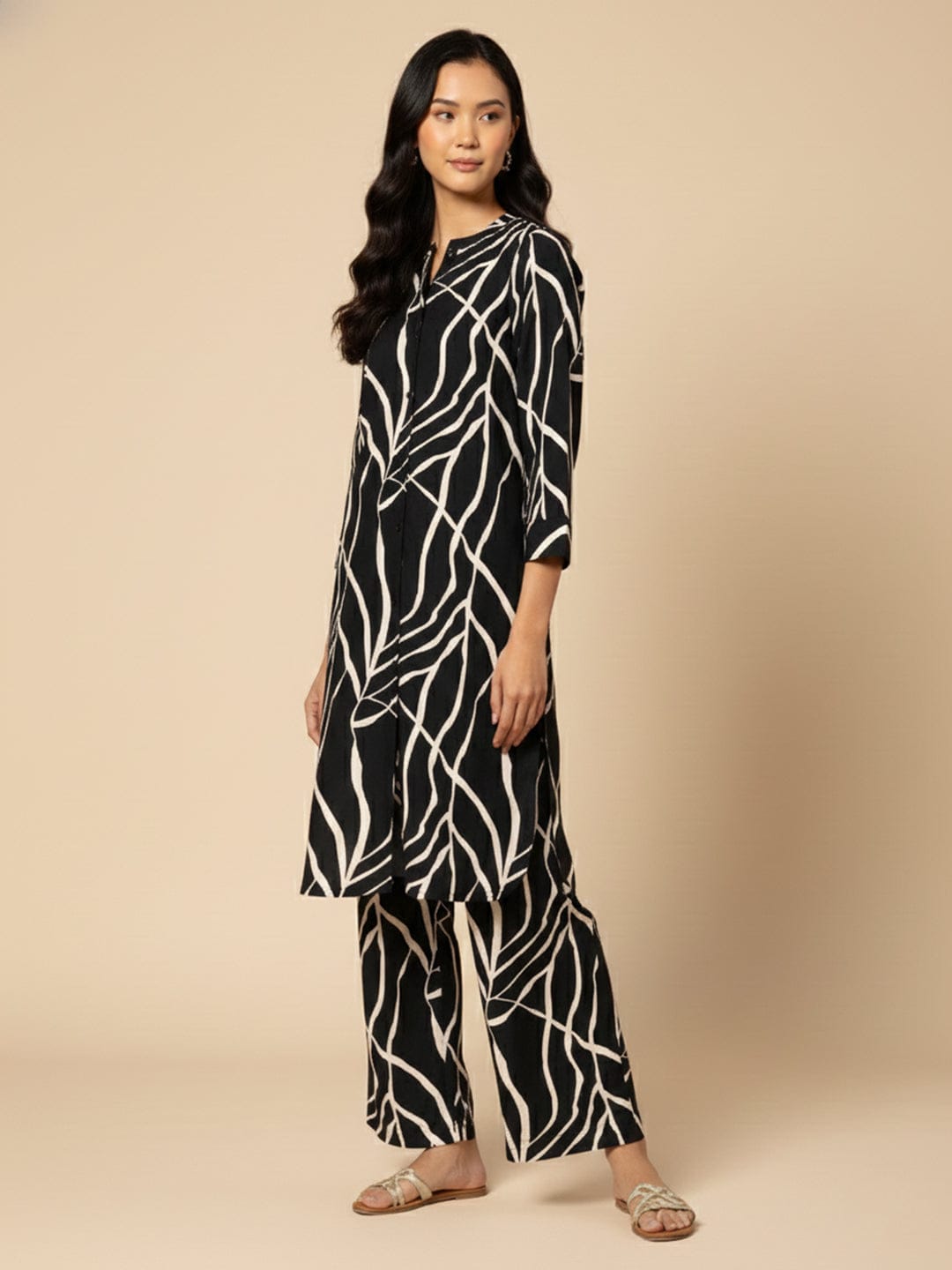 KSUT Women Black & White Abstract Printed Straight Kurta Paired With Tonal Printed Bottom