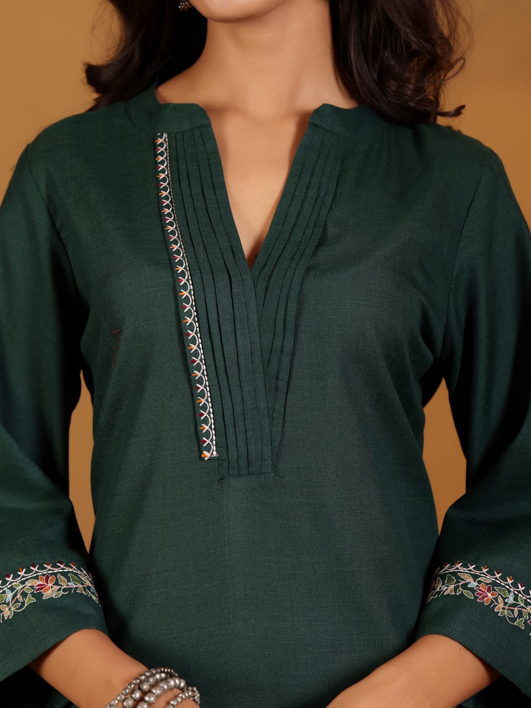 The Kurti Collection Women Green Mandarin Collar Thread Embroidered With Pleate Deatialing Kurta Paired With Bottom