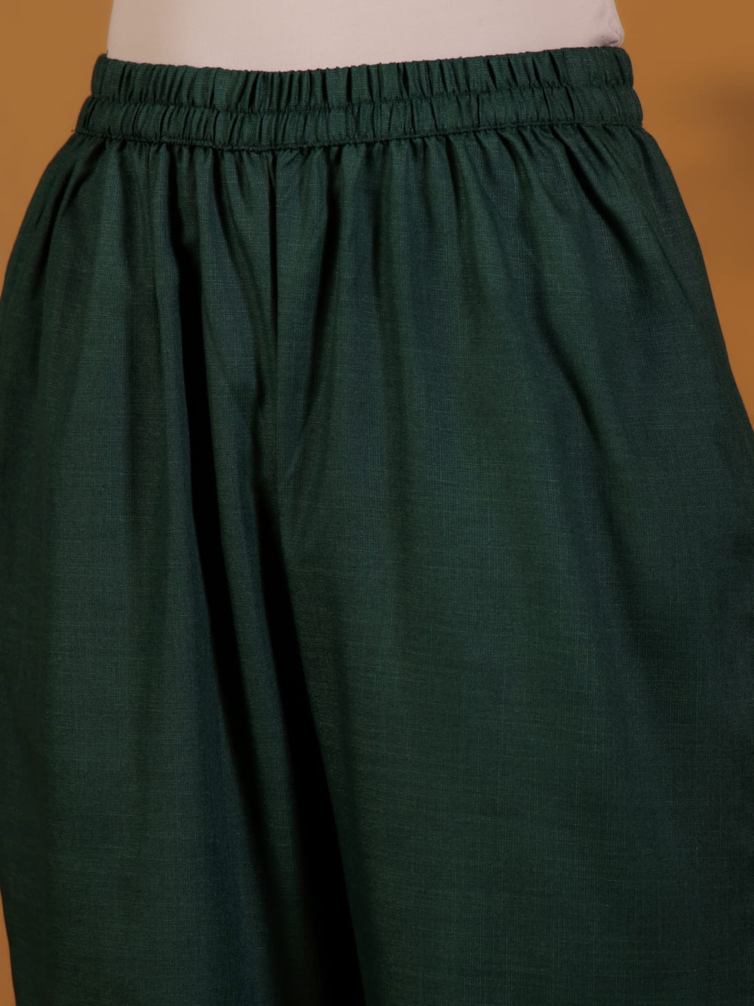 The Kurti Collection Women Green Mandarin Collar Thread Embroidered With Pleate Deatialing Kurta Paired With Bottom